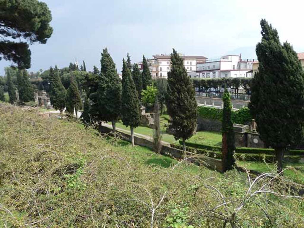 Via delle Tombe, May 2010. Looking south-east from west end.