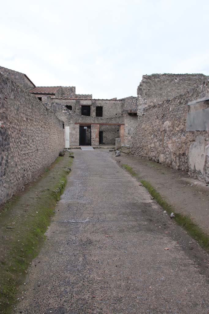 Via di Castricio, Pompeii. 1964. 
Looking west towards junction with Vicolo di Paquius Proculus, from between I.19/I.18, on left and I.7/I.8, on right.
Photo by Stanley A. Jashemski.
Source: The Wilhelmina and Stanley A. Jashemski archive in the University of Maryland Library, Special Collections (See collection page) and made available under the Creative Commons Attribution-Non-Commercial License v.4. See Licence and use details.
J64f1940

