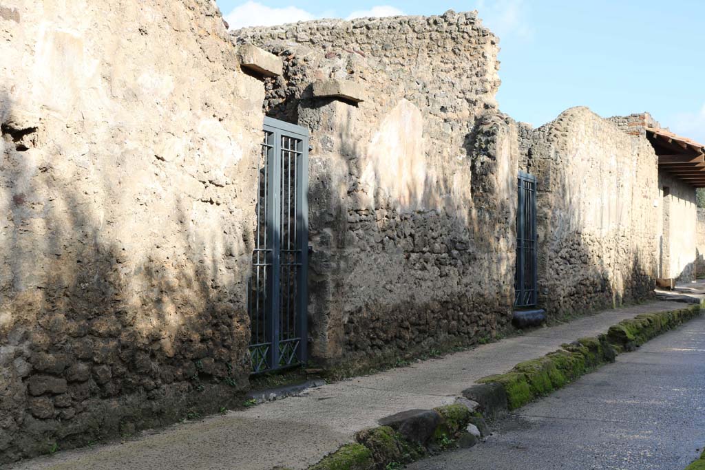 Via di Castricio, north side, Pompeii. December 2018. 
Looking west along I.8, from near junction with an unnamed vicolo, on right. Photo courtesy of Aude Durand.
