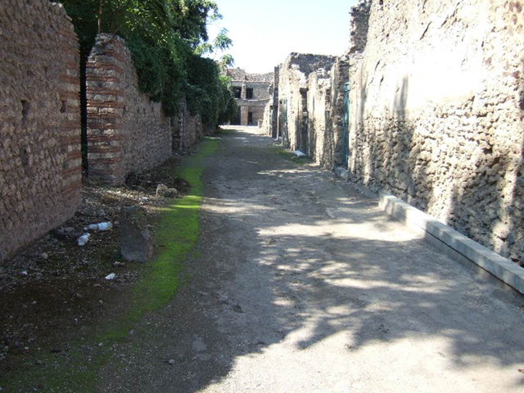 Via di Castricio, Pompeii. December 2018. 
Looking towards south-east corner of I.8, at junction with an unnamed vicolo and I.9, on right. Photo courtesy of Aude Durand.
