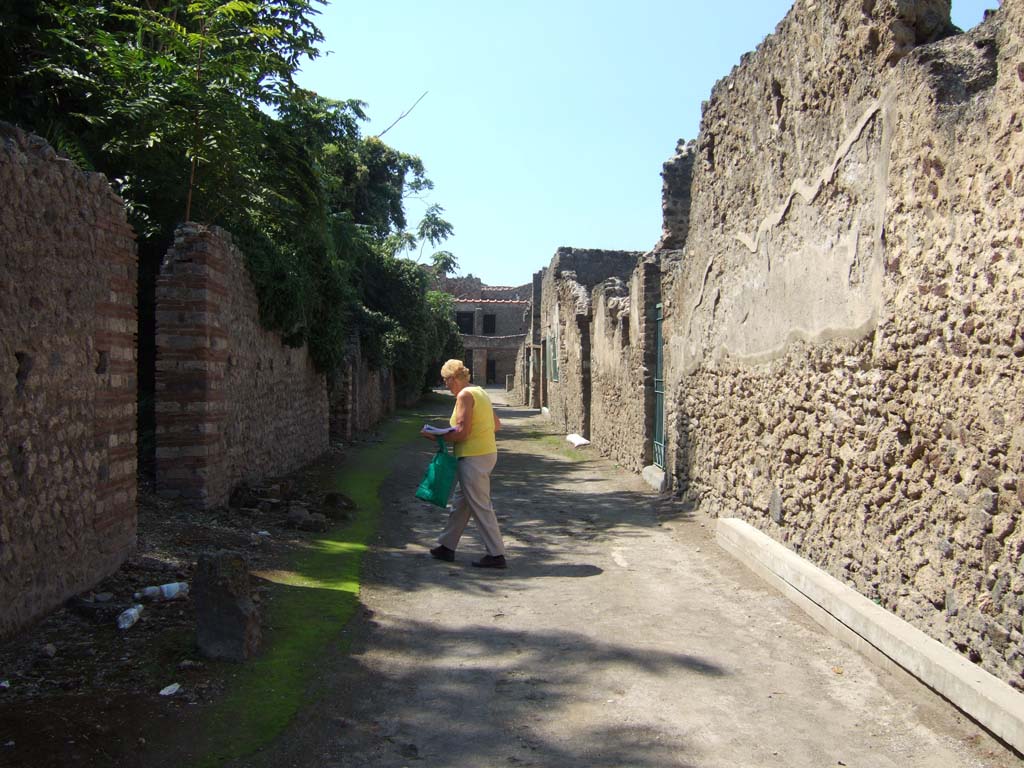 Via di Castricio between I.18 and I.8. September 2005. Looking west from junction. 