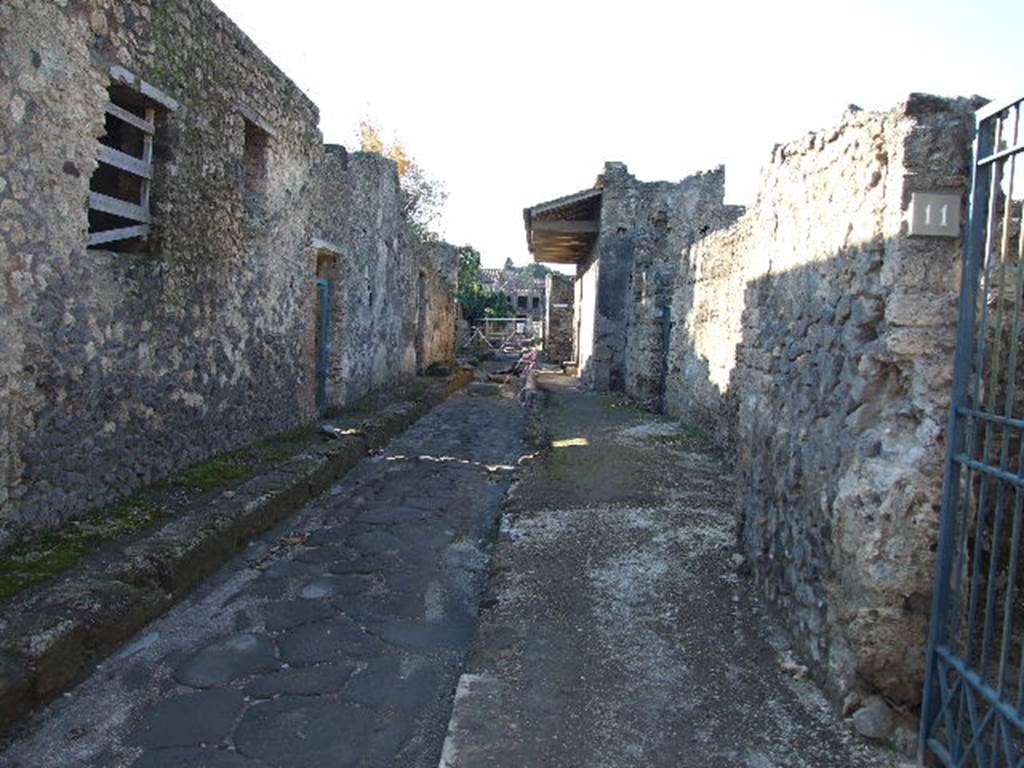 Via di Castricio, Pompeii. December 2018. Looking west, with I.9.11 to I.9.13, on its north side. Photo courtesy of Aude Durand.