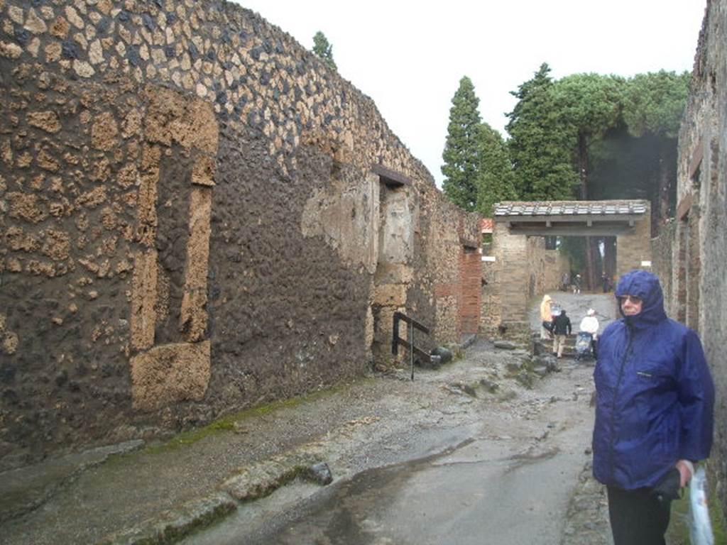 Via di Castricio between I.13 and I.14. December 2004. Looking east to the junction with Via di Nocera. 
