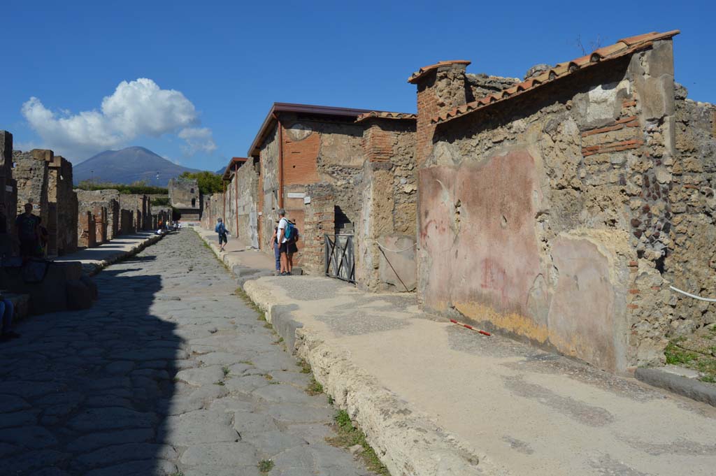 Via di Mercurio, Pompeii. October 2017. Looking north from near VI.10.3, on right, and painted plaster of front façade of VI.10.2.
Foto Taylor Lauritsen, ERC Grant 681269 DÉCOR.

