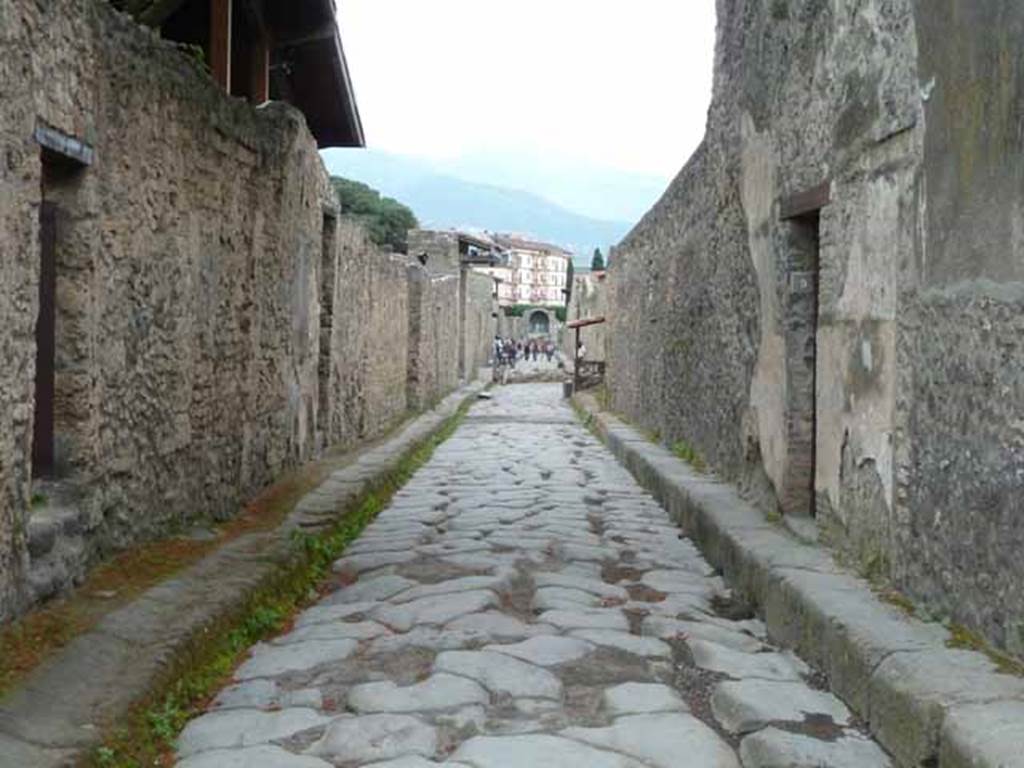 Via di Nocera, May 2010. Looking south from between II.1.11 and I.13.9. 