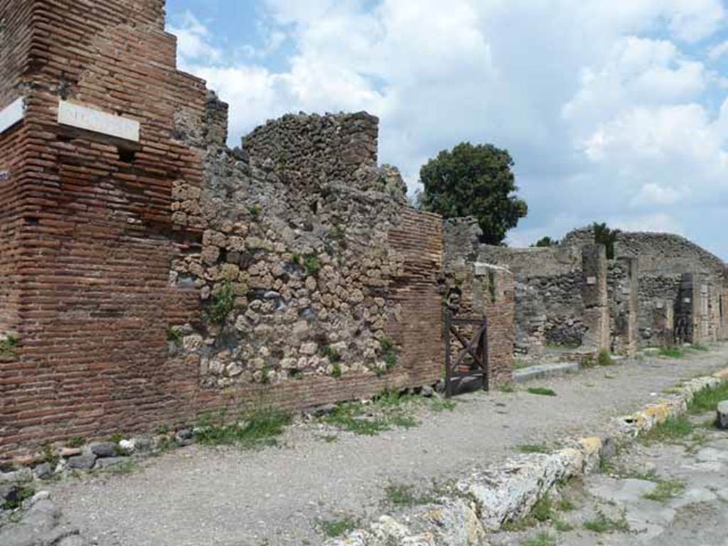 Via di Nola, north side, May 2010. Looking east along V.4 from V.4.1, near junction with Vicolo di Lucrezio Frontone.