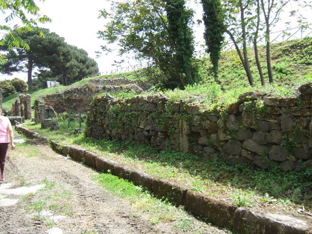 Via di Nola, south side. May 2006. Looking east from III.10 to the junction with an unnamed vicolo. 