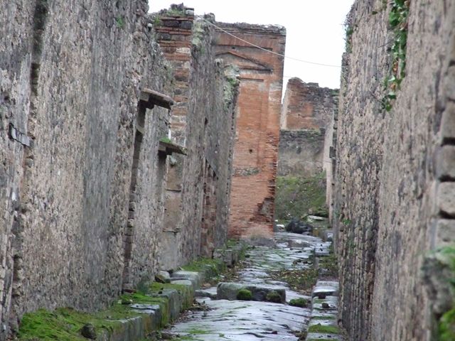 Vicolo degli Scheletri, south side on VII.13. December 2018. Looking west between VII.13 and VII.10. Photo courtesy of Aude Durand.