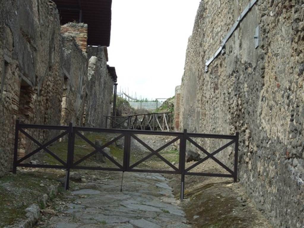 Vicolo dei Gladiatori. Looking north from V.4.8. March 2009.