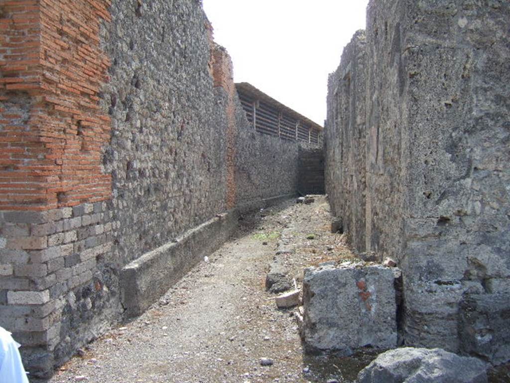 Alleyway leading to VII.7.23. Looking south from Vicolo dei Soprastanti.  September 2005.
