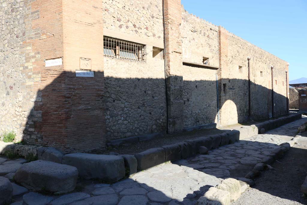 Vicolo dei Soprastanti, north side, Pompeii. December 2018. 
Looking north-east along VII.5 insula between VII.5.14 and VII.5.17, on right. Photo courtesy of Aude Durand.
