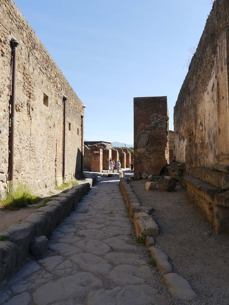 Vicolo dei Soprastanti, Pompeii. September 2018. Looking east between VII.5, on left, and VII.8, on right.
Foto Anne Kleineberg, ERC Grant 681269 DÉCOR.
