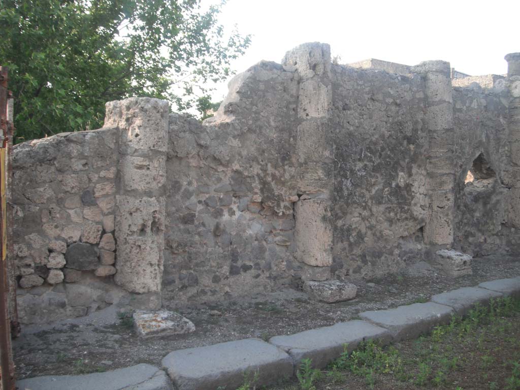 Vicolo dei Soprastanti, September 2005. Looking east along wall on north side on VII.16. 