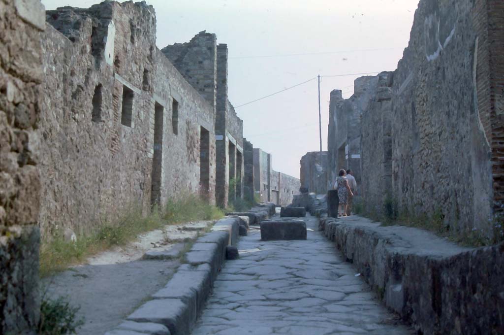 Vicolo dei Soprastanti, north side, Pompeii. March 2018. 
Looking north-west towards doorways of VII.6.35 and 34, followed by junction with Vicolo del Farmacista. 
Foto Taylor Lauritsen, ERC Grant 681269 DÉCOR.

