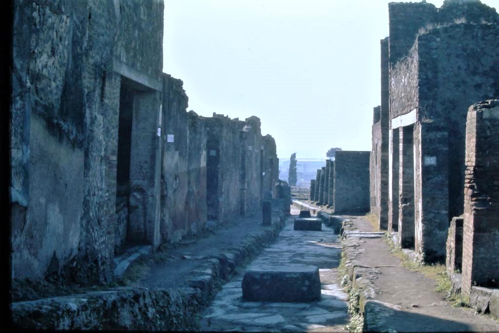 Vicolo dei Soprastanti, Pompeii. October 2017. 
Looking east from junction with Vicolo del Farmacista, on left, with Vicolo del Gallo, on right.
Foto Taylor Lauritsen, ERC Grant 681269 DÉCOR.

