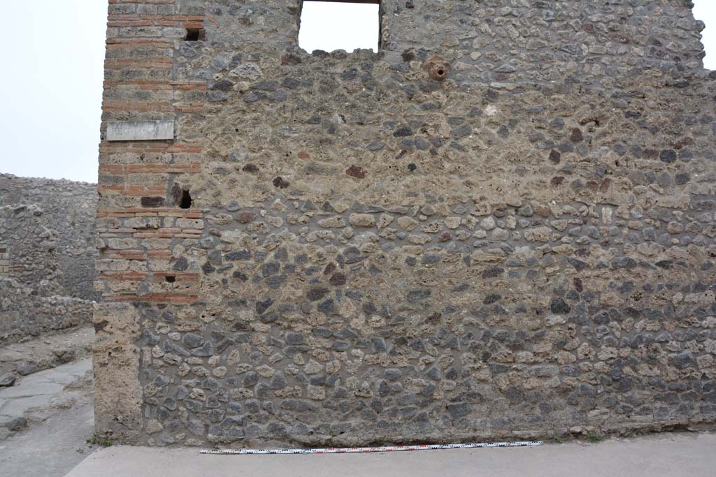 Vicolo del Centenario, east side, Pompeii. October 2017. Looking south towards IX.8.b, centre right.
Foto Taylor Lauritsen, ERC Grant 681269 DÉCOR.
