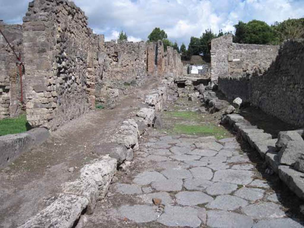 Vicolo del Conciapelle. September 2010. Looking east from the junction on the Via Stabiana. Photo courtesy of Drew Baker.