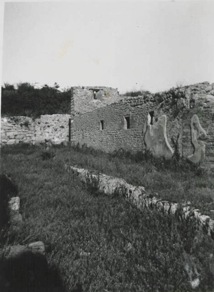 10502-warscher-codex-99-640.jpg
Vicolo del Conciapelle. 1936, taken by Tatiana Warscher. Looking south-east towards east end of roadway, and front façade wall of I.5.2. See Warscher T., 1936. Codex Topographicus Pompeianus: Regio I.1, I.5. Rome: DAIR, whose copyright it remains (no.21).

