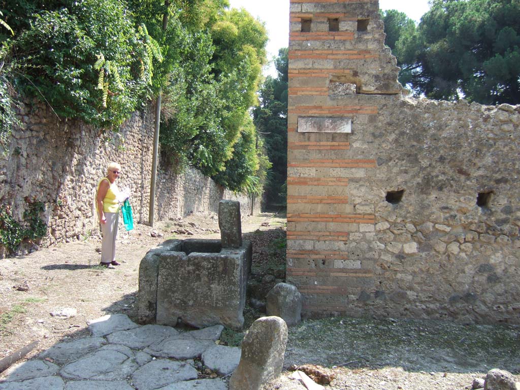 Vicolo del Conciapelle. September 2005. Corner of junction with Vicolo del Citarista. South side at I.5.2.