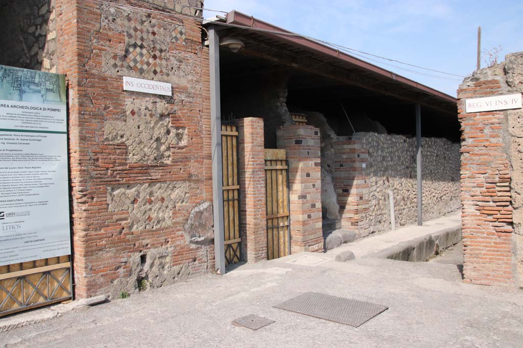 Vicolo del Farmacista, west side, Pompeii. September 2021. 
Looking north-west from junction with Via delle Terme. Photo courtesy of Klaus Heese.
