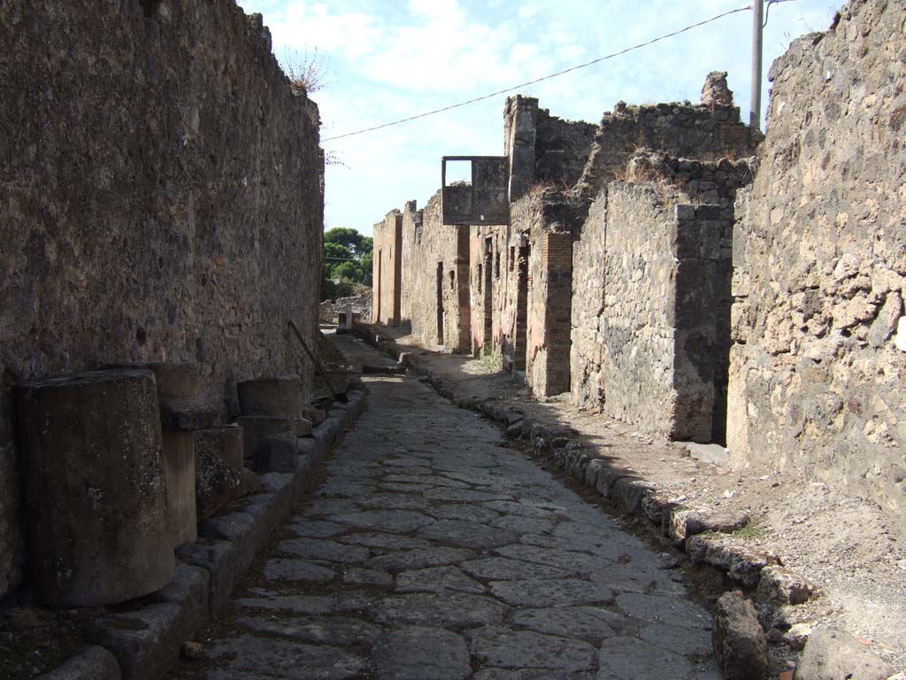 Vicolo del Gallo between VII.7 and VII.15. September 2005. Looking west from narrow corner. 