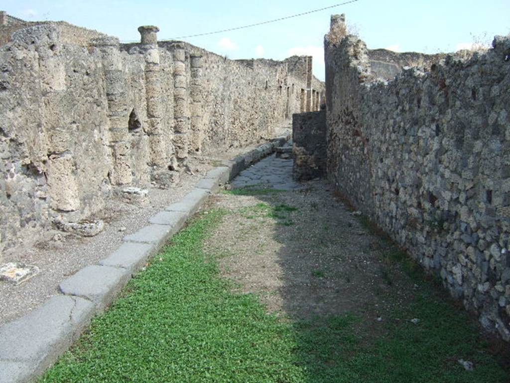 Vicolo dei Soprastanti between VII.16 and VII.15. Looking east from junction with Vicolo del Gigante. September 2005.