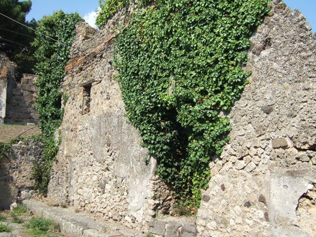 End of Vicolo del Labirinto, east side. September 2005. Looking north to VI.15.19. 