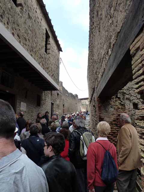 Vicolo del Lupanare, May 2010. Looking north between VII.12 and VII.1. – queueing for the lupanare !