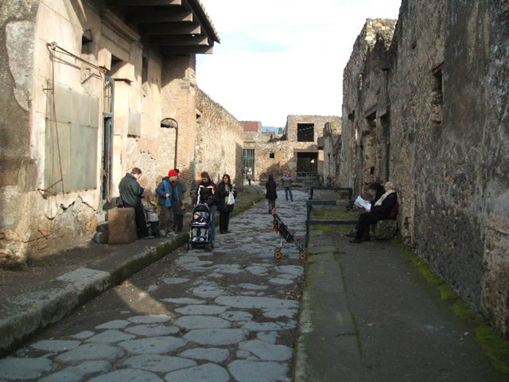 Vicolo del Menandro. Looking east from near I.6.15. December 2004.