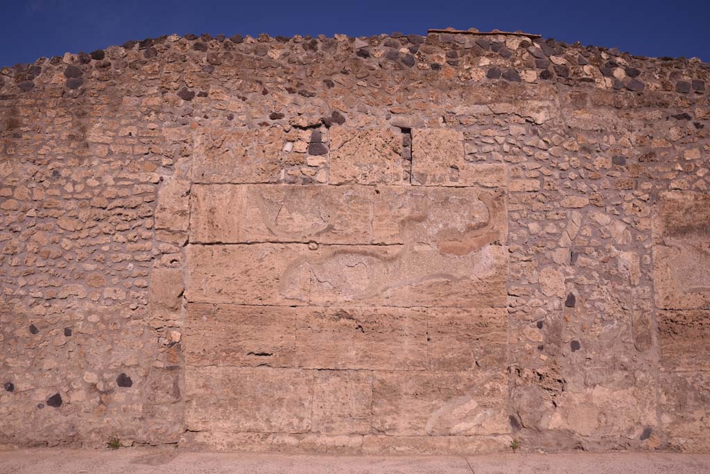 Vicolo del Menandro, north side, Pompeii. October 2019. Detail of block work on south perimeter wall of Insula.  
Foto Tobias Busen, ERC Grant 681269 DCOR.

