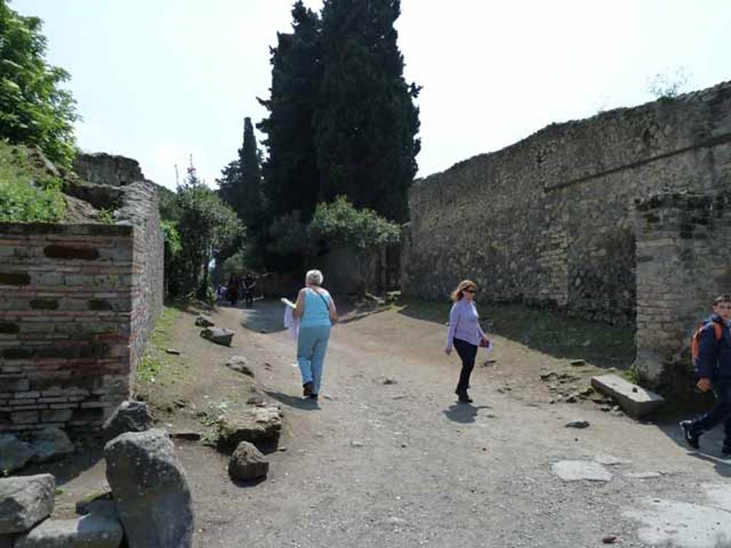 Vicolo del Anfiteatro, May 2010. Looking south from junction with Via dell’Abbondanza.