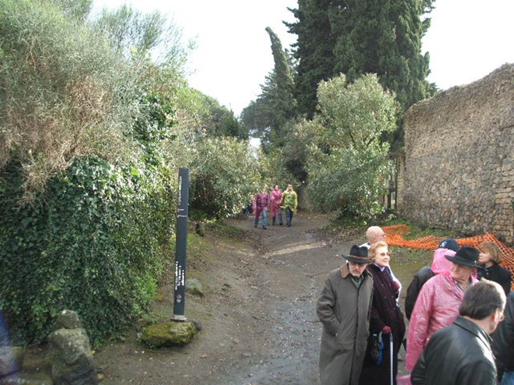 Vicolo dell’ Anfiteatro between II.5 and II.4.  Looking south from Via dell’ Abbondanza December 2004.



