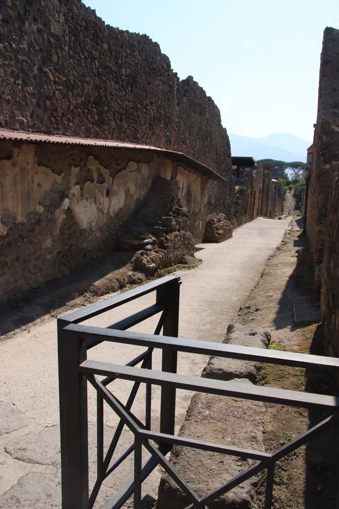 Vicolo dell'Efebo, Pompeii. September 2017. Looking south from junction with Via dell’Abbondanza between I.8 on left, and I.7, on right.
Photo courtesy of Klaus Heese.
