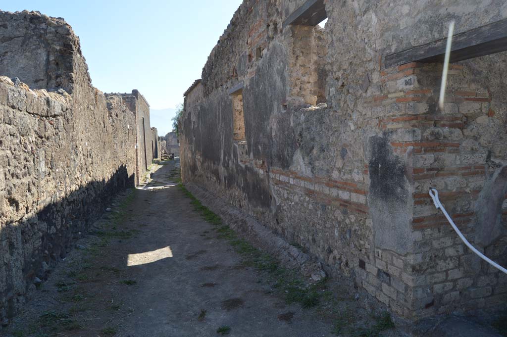 Vicolo della Fullonica, west side at junction with Vicolo di Mercurio, on right. October 2017. Looking south along side wall of VI.5.16.
Foto Taylor Lauritsen, ERC Grant 681269 DÉCOR.
