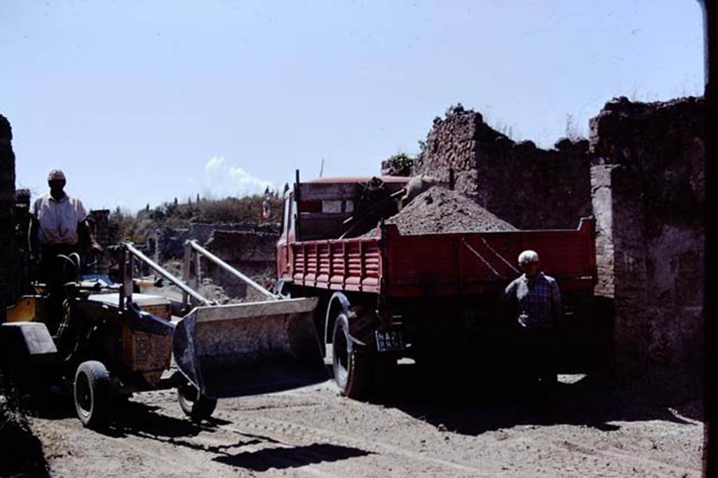 Looking west on Via della Palestra at junction with Vicolo della Nave Europa. Pompeii. 1972. Removal of lapilli. Photo by Stanley A. Jashemski. 
Source: The Wilhelmina and Stanley A. Jashemski archive in the University of Maryland Library, Special Collections (See collection page) and made available under the Creative Commons Attribution-Non Commercial License v.4. See Licence and use details. J72f0705
