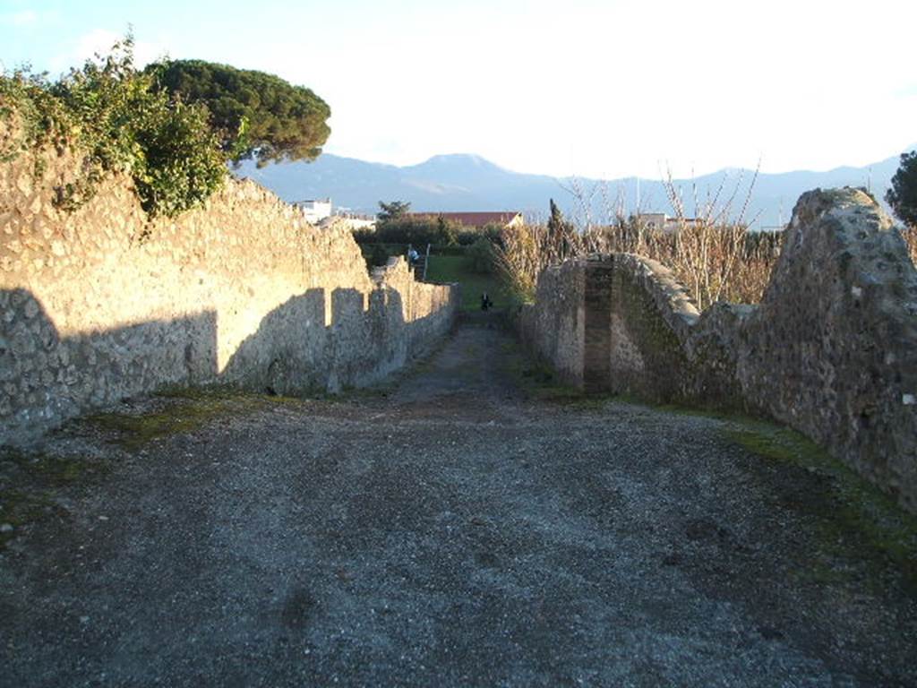 Vicolo della Nave Europa between I.21 and I.22. Looking south.  December 2004.