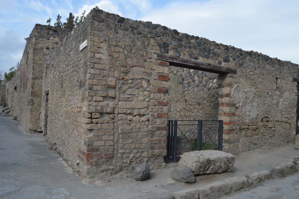 Vicolo della Nave Europa, east side, Pompeii. October 2017.
Looking north to corner junction of Vicolo della Nave Europa, on left, and Via di Castricio, on right.
Foto Taylor Lauritsen, ERC Grant 681269 DÉCOR.
