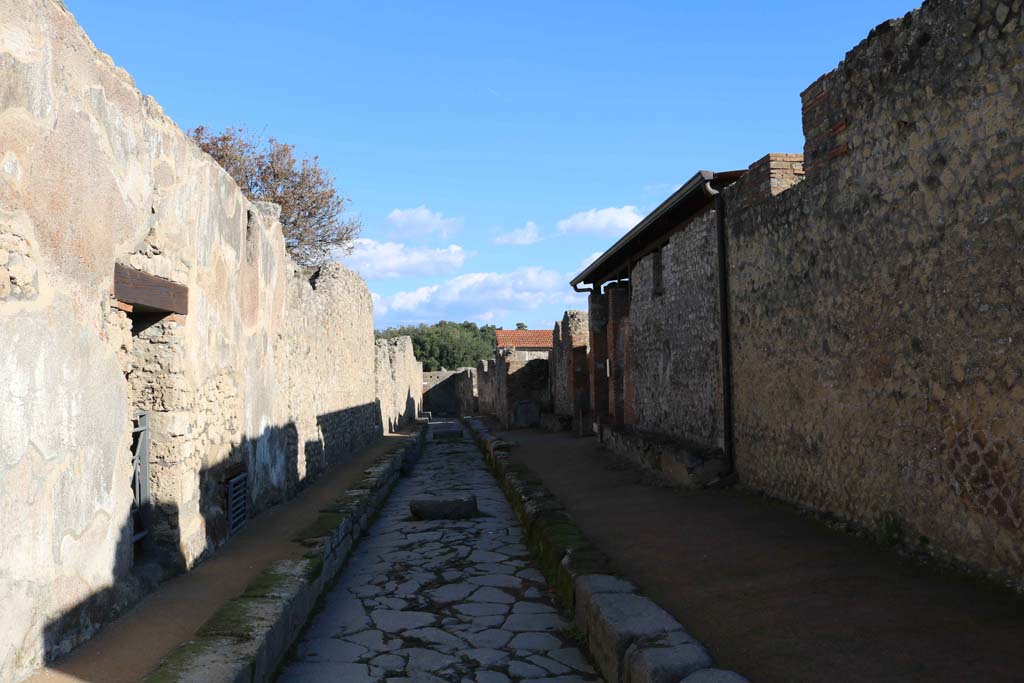 Vicolo della Regina, Pompeii. December 2018. Looking east between VII.3, on left, and VIII,2, on right. Photo courtesy of Aude Durand.
