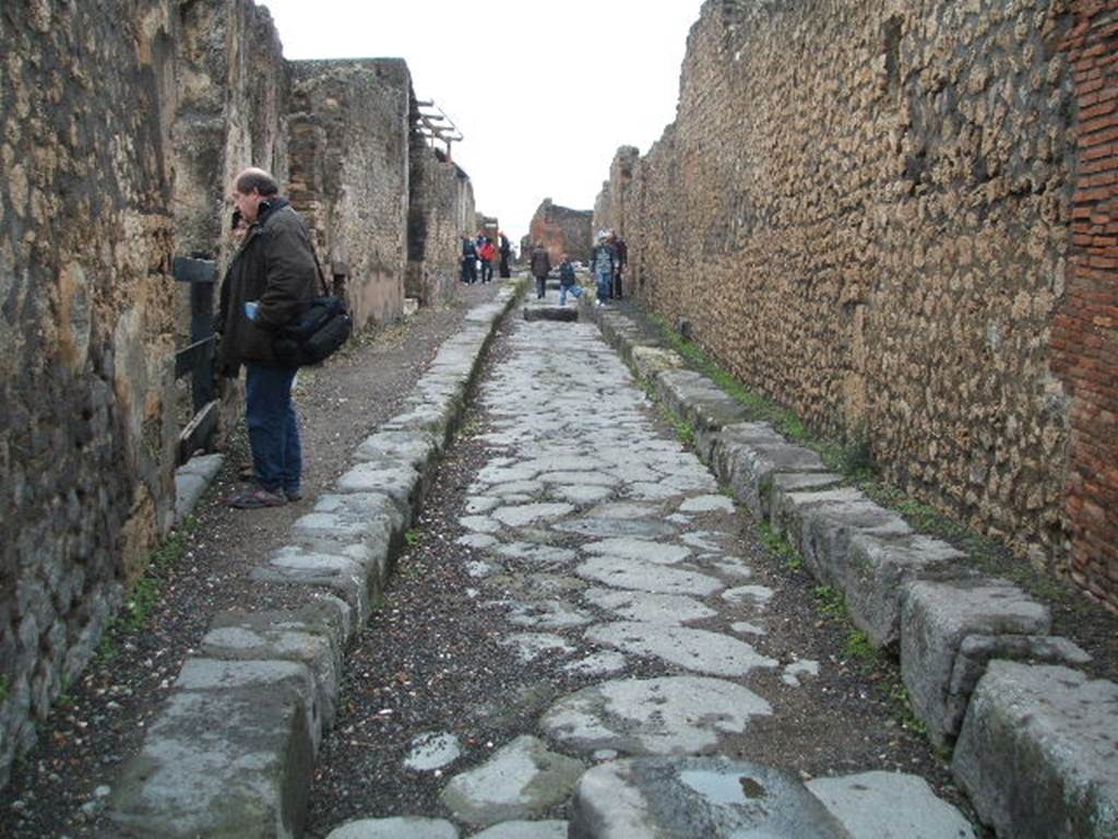 Vicolo della Regina, Pompeii. October 2020. Looking west from near junction with Vicolo dei Dodici Dei, in the year of the pandemic. 
Photo courtesy of Klaus Heese.
