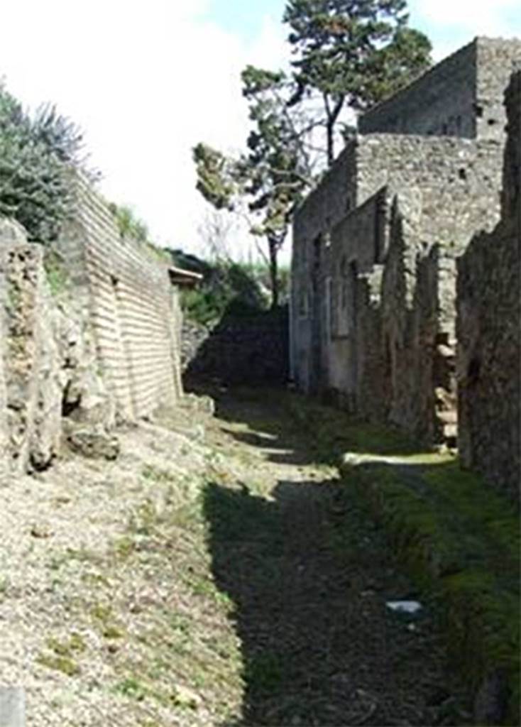 Vicolo delle Nozze d’ Argento, Pompeii. September 2021. 
Looking east towards junction with Vicolo dei Balconi, from near V.2.i, on right.
Photo courtesy of Klaus Heese.
