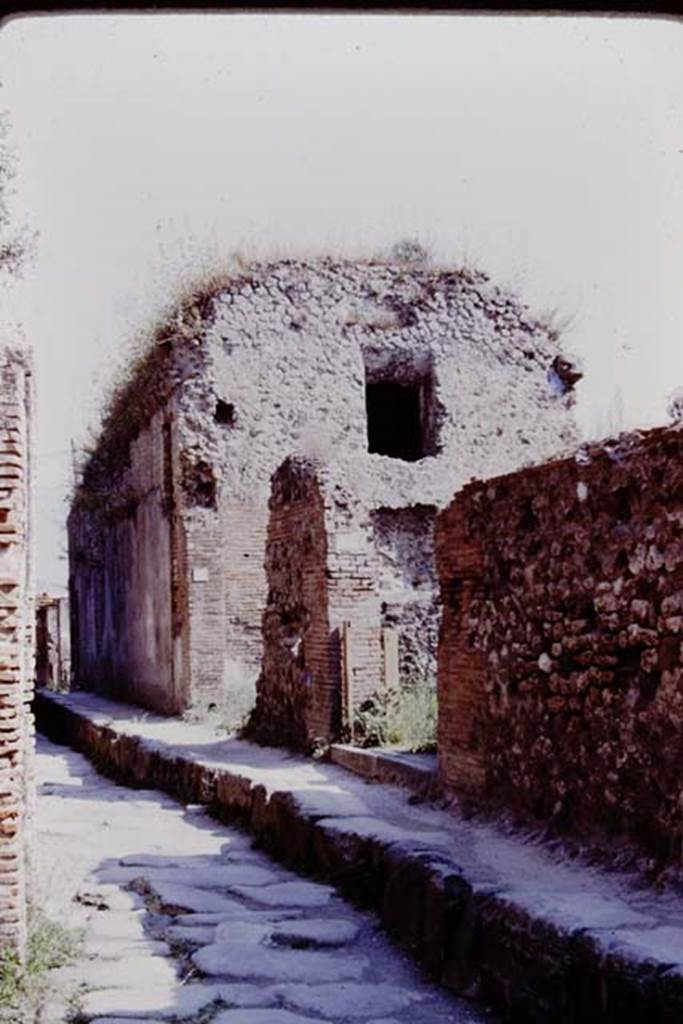 Vicolo delle Terme, west side, Pompeii, 1980. Looking south towards VII.6.17, VII.6.16 and VII.6.15.  Photo by Stanley A. Jashemski.   
Source: The Wilhelmina and Stanley A. Jashemski archive in the University of Maryland Library, Special Collections (See collection page) and made available under the Creative Commons Attribution-Non Commercial License v.4. See Licence and use details. J80f0215
