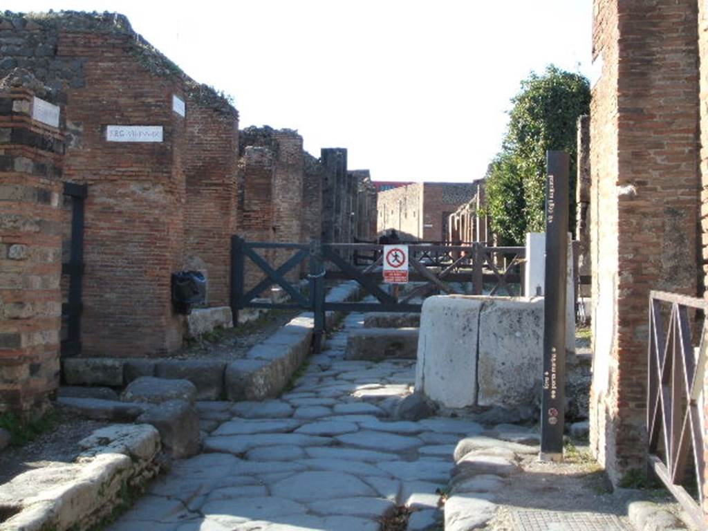 Via degli Augustali between VII.9 and VII.4. Looking west from crossroads with Vicolo di Eumachia (on left) and Vicolo Storto (on right). December 2004.
