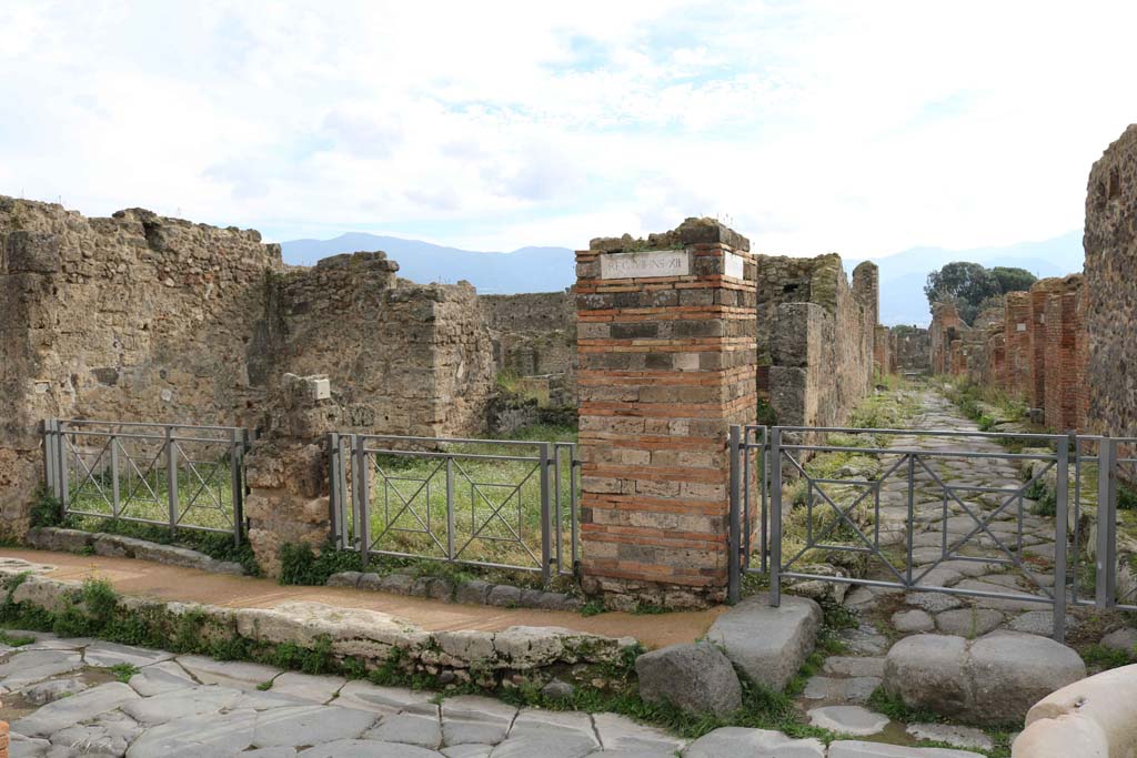 Vicolo di Eumachia, on right, Pompeii. December 2018. Looking south, with VII.12.2/1, on left. Photo courtesy of Aude Durand.