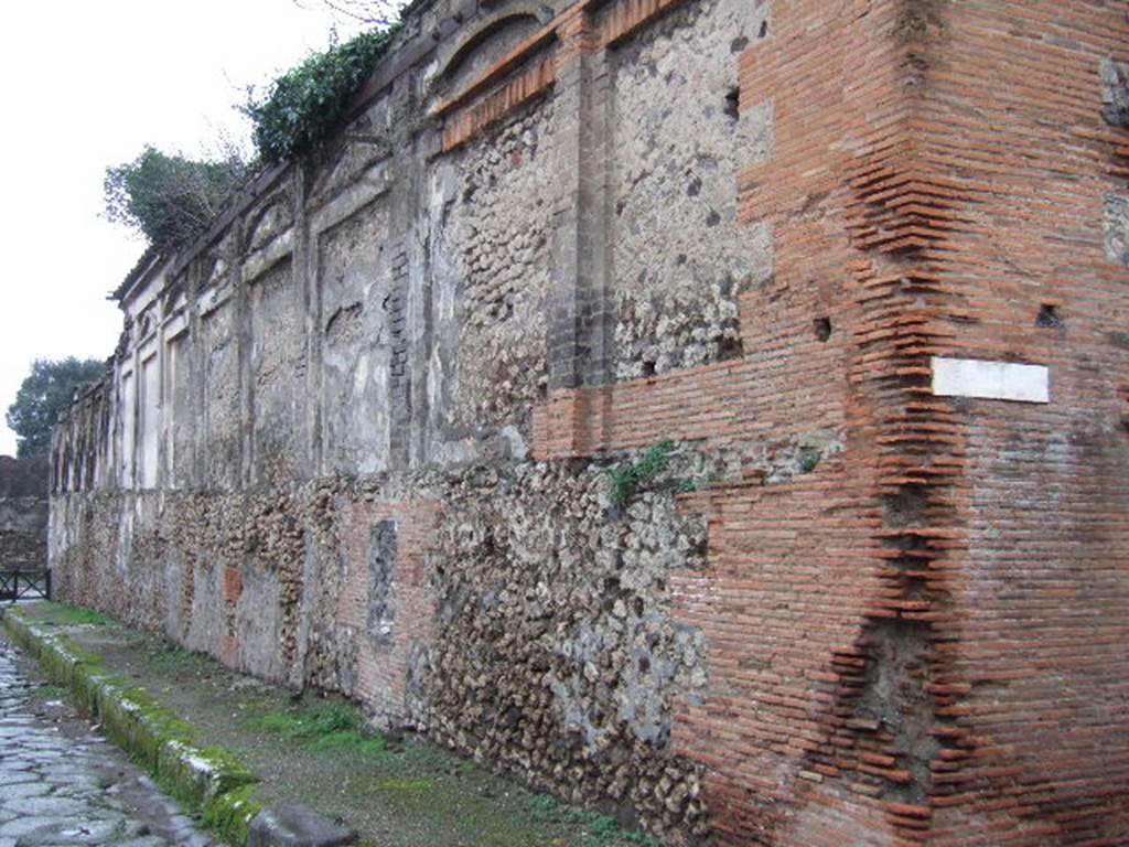 Vicolo di Eumachia. West side. December 2005. Looking south along exterior rear wall of Eumachia’s Building towards junction with Via dell’Abbondanza. 
