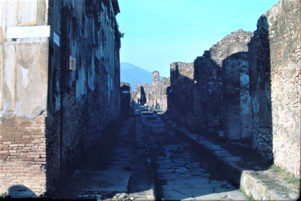 Vicolo di Eumachia, Pompeii. 4th December 1971. Looking north from junction with Via dell’Abbondanza.
Photo courtesy of Rick Bauer, from Dr. George Fay’s slides collection.
