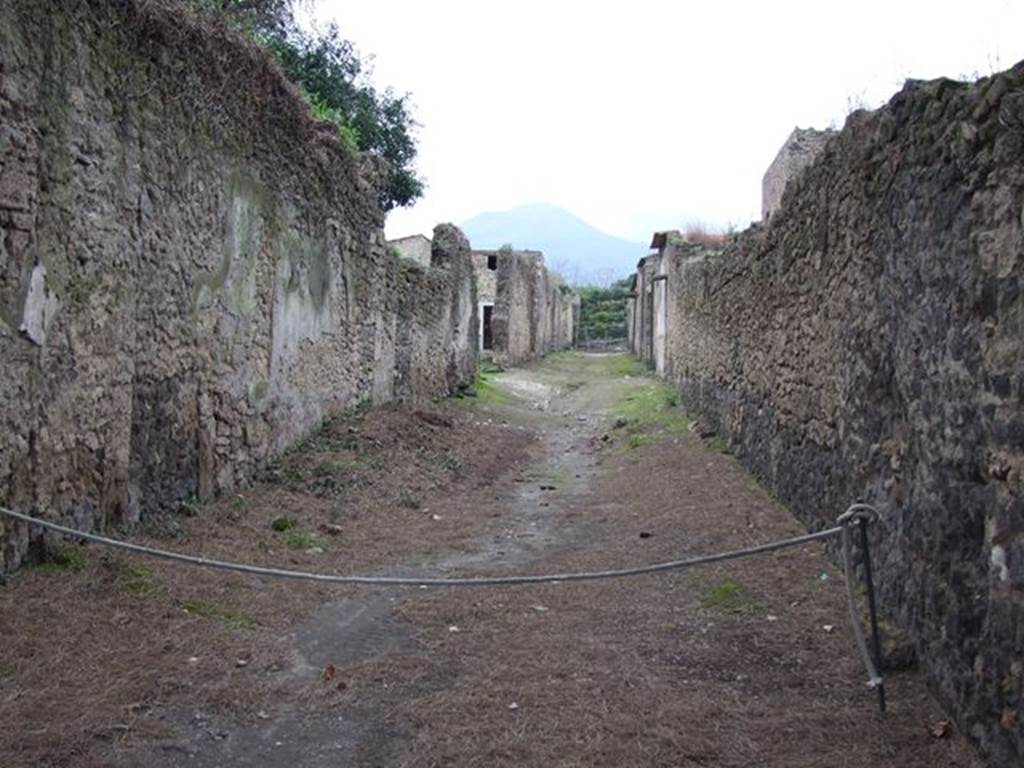 Vicolo di Giulia Felice between II.3 and II.4. Looking north from junction. December 2006.