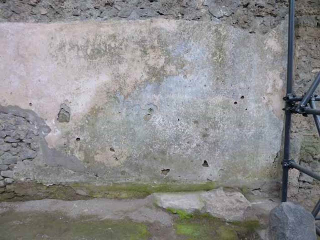 Vicolo di Giulio Polibio, Pompeii. May 2010. Exterior wall of IX.13 and pavement.