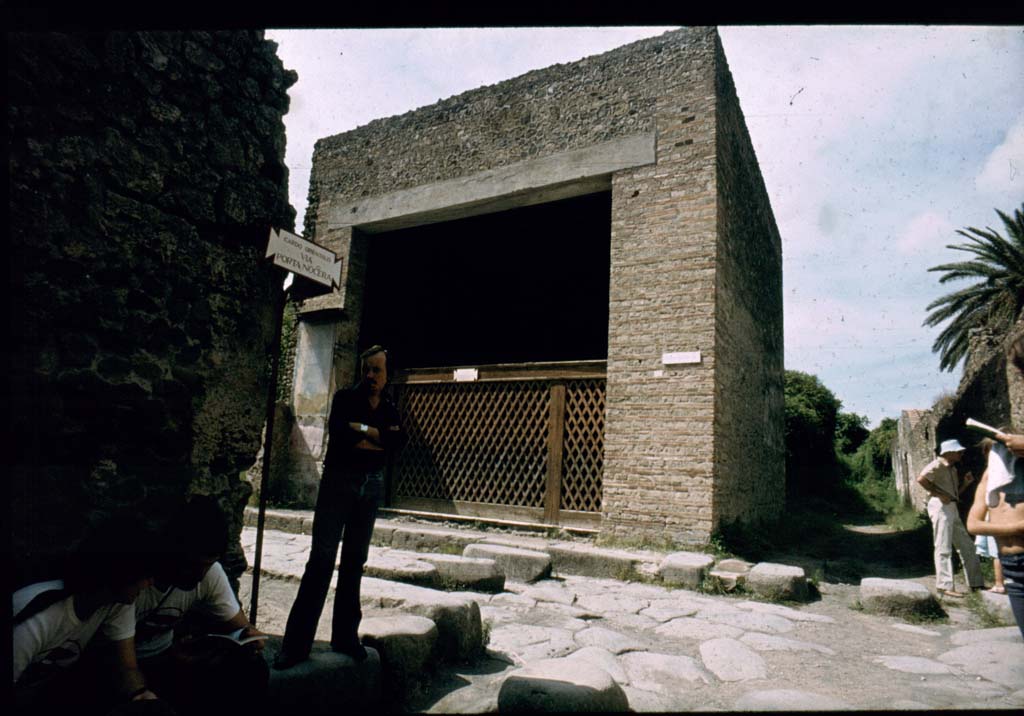 Via dell’Abbondanza. Looking north across junction to Vicolo di Ifigenia from Via di Nocera.
Photographed 1970-79 by Günther Einhorn, picture courtesy of his son Ralf Einhorn.
