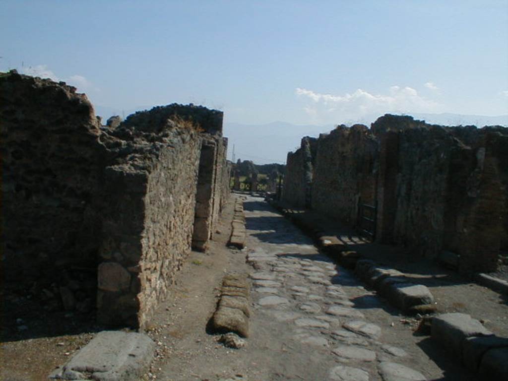 Vicolo di Modesto between VI.6 and VI.3. Looking south from VI.6.13 and VI.3.24. September 2004.