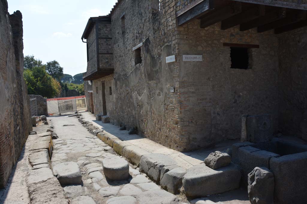 Vicolo di Paquius Proculus between I.7 and I.10. April 2017. Looking south from junction with Vicolo del Menandro. 
Photo courtesy Adrian Hielscher.
